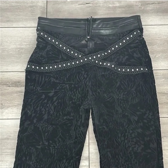 OUTCAST black zip up boot cut leggings with criss cross belted waist size medium - Picture 3 of 9